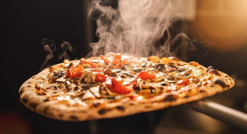 Milliók rajonganak a különleges szépségű pizzakészítő lányért