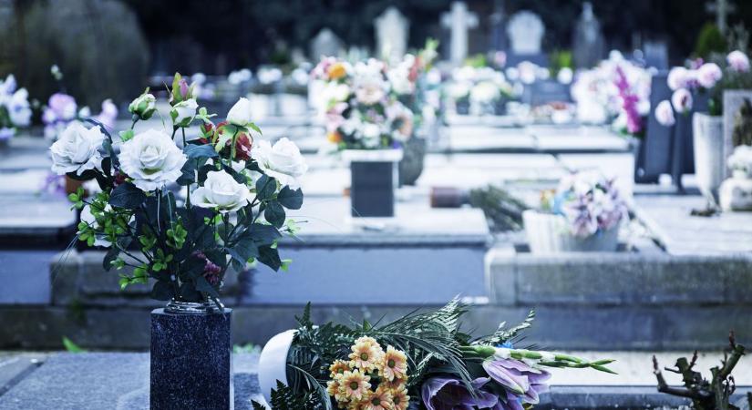 Szenteste akart öngyilkosságot elkövetni a temetőben egy férfi