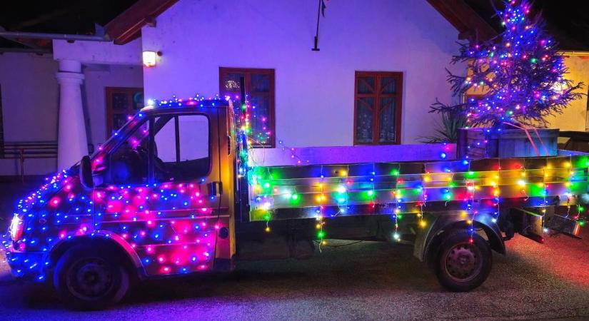 Fénykaraván járta Nagykörű utcáit, egy buldózer keltette a legnagyobb feltűnést