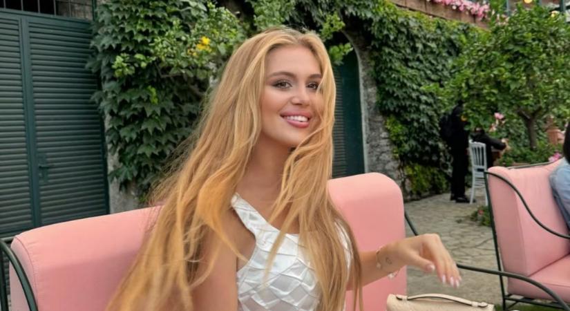 Több mint 1 milliós Valentino-ruhában fotózták Buzsik Borkát: karácsonyi képek készültek a Szoboszlai családról