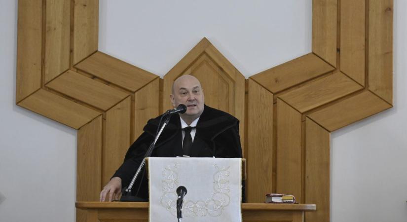 A csend és a béke fontosságát hangsúlyozták a református és evangélikus egyházak elnökei karácsony alkalmából