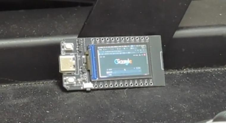 1,14 hüvelykes monitort épített 10 dollárból egy csodálatos ember