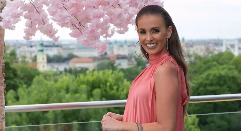 Vadító, Sydney van den Bosch tűzpiros fehérneműben karácsonyozik