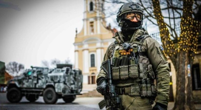 Na, de mit keres a szép szál TEK-es legény a Béla király téren?