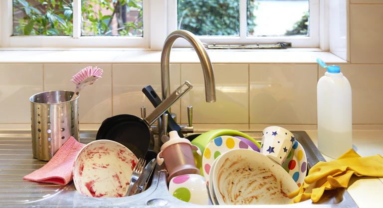 Kiderült, miért borzasztó ötlet a mosogatóban ázni hagyni az edényeket