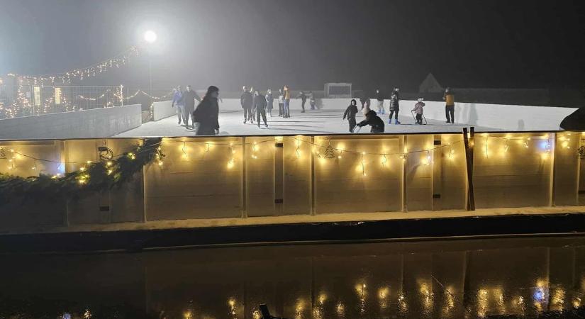 Karácsony napjain és szilveszterkor is nyitva lesz a babóti jégpálya