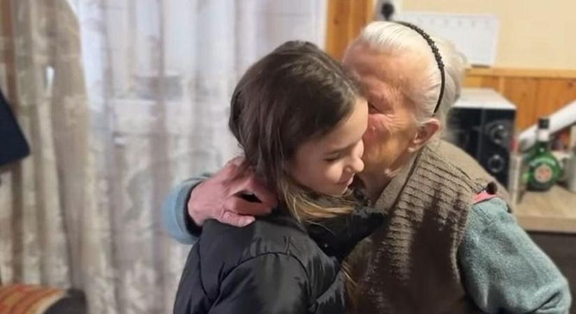 Gyermekrajzokkal kedveskedtek a hatvani időseknek