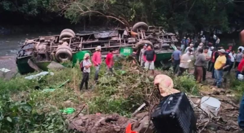 Valóra vált az utasok rémálma: kétszáz méteres szakadékba zuhant egy zsúfolt busz