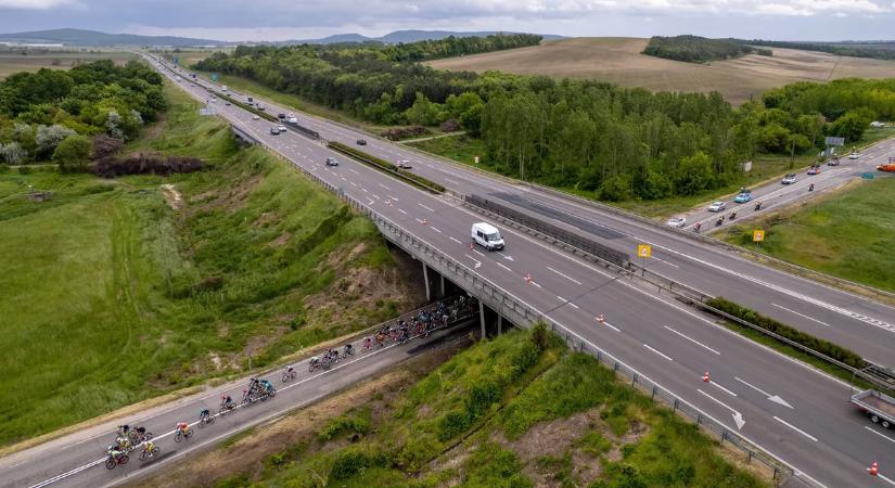 Autópálya-matrica változások, bombariadó iskolákban, budapesti szállodatűz