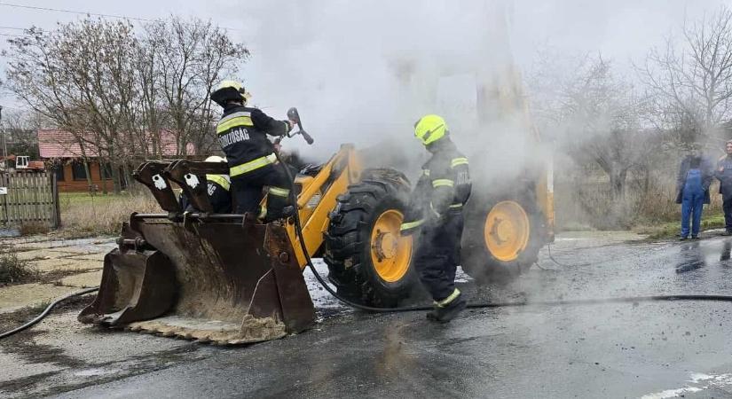 Teljesen kiégett egy munkagép, három helyről érkeztek a tűzoltók