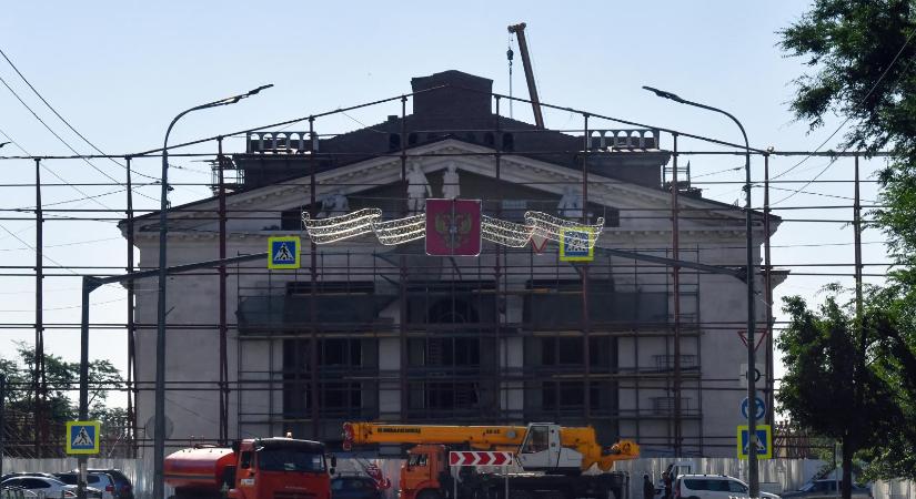 Orosz mesedarabbal nyit újra a 2022-ben lebombázott színház az orosz megszállás alatt álló Mariupolban