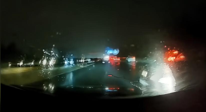 Merész manőver után, nagy tempónál pördült meg egy autó az M0-son – Videó