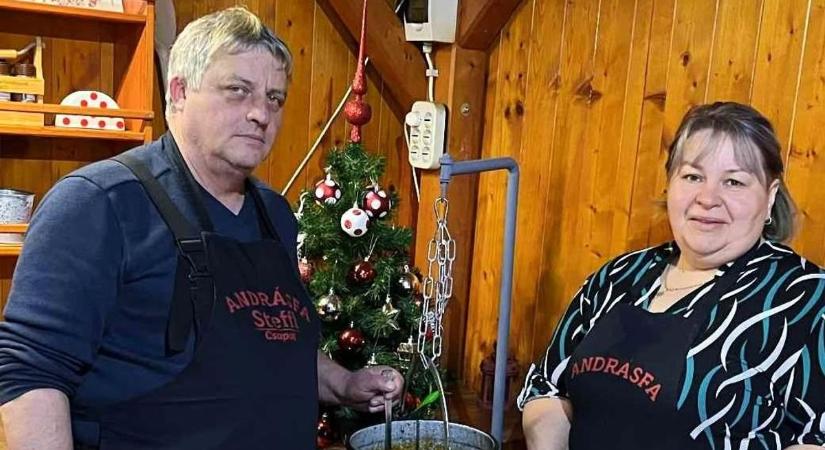 Vadpörkölttel és bejglivel lepték meg az egyedül élőket