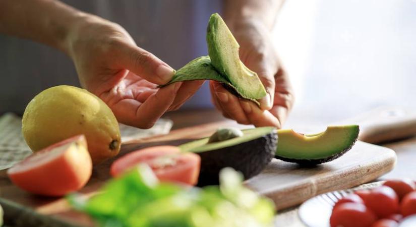 Így vedd ki az avokádót a héjából: csupán 1 mozdulat elég