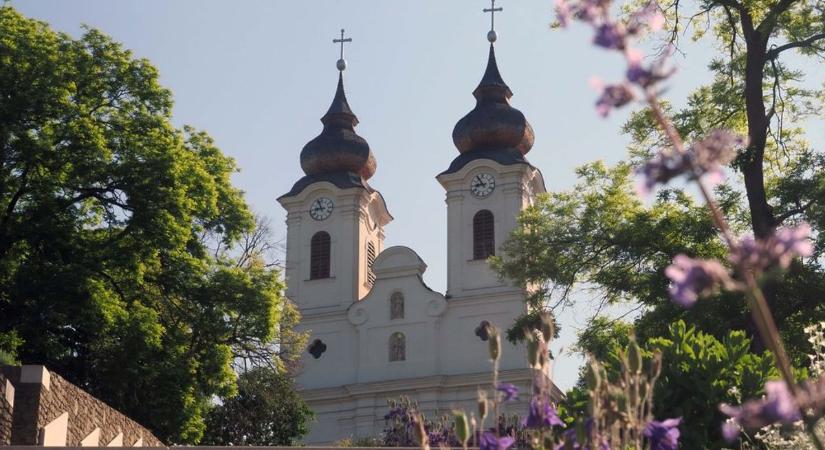 Újjászületett Tihanyi Bencés Apátság, tűz pusztított a Pennynél - ez történt májusban Veszprém megyében