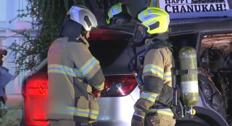 “Gyanús tűzeset” Melbourne-ben: egy gépkocsi gyulladt ki, a tetején hanukát ünneplő transzparenssel