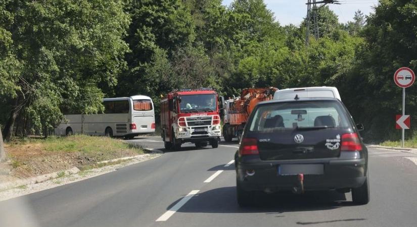 A motor is kiszakadt a helyéről úgy összetört egy Mezőkövesdre tartó autó