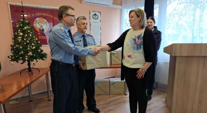 Szebb lett a karácsony: egyszülős családokat ajándékoztak meg az egri tűzoltóságon