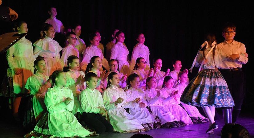 Ismét pörögtek a szoknyák: fergeteges gálaműsorral zárták az évet Jászberényben – galériával, videóval