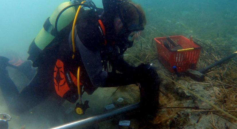 Víz alatt állítottak karácsonyfát az Ohridi-tó mélyén