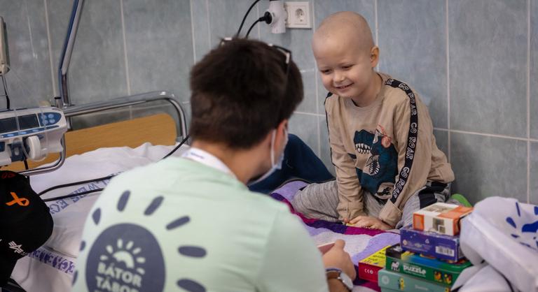 Karácsonyi csoda a kórteremben – így teszik szebbé az ünnepet a beteg gyermekeknek