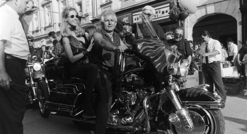 Ellepték a sétáló utcát a motorok, mozdulni sem lehetett