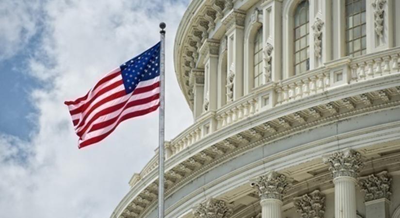 A Trump-adminisztráció egyszerre közel 30 nagykövetet bocsát el