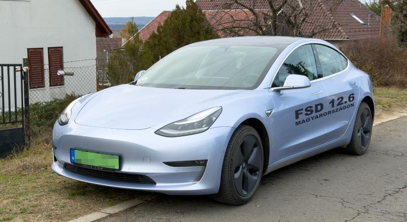 Életveszélyes: Így vezet az amerikai Tesla Magyarországon
