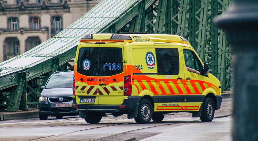 Lesivideót rögzítettek a mentőautó belsejében, olyat tettek a hordágy mellett, amitől eláll a szavad