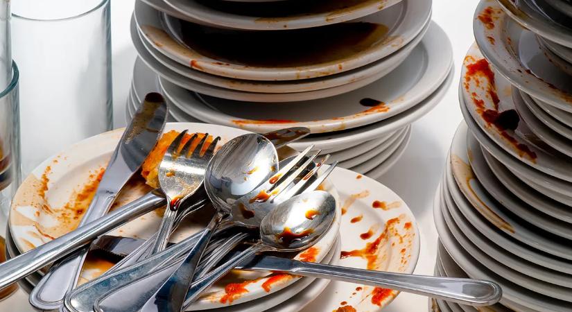 Tippek a takarékos mosogatáshoz: így végzel gyorsan az edények tisztításával