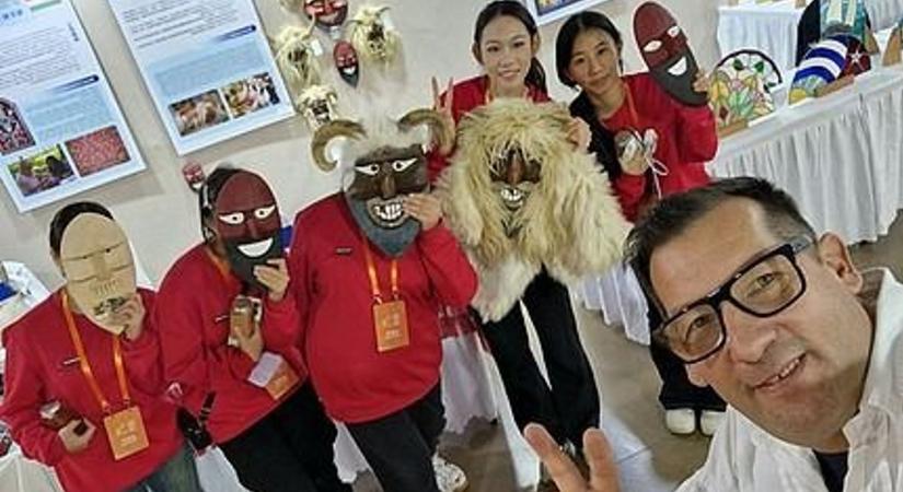 Szenzáció: már Kínában is tudják, hogy mi az a busójárás