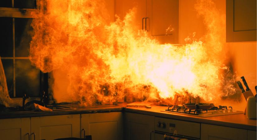 Soha ne oltsuk vízzel az égő olajat – a tűzoltók tanácsai konyhai tüzek esetére