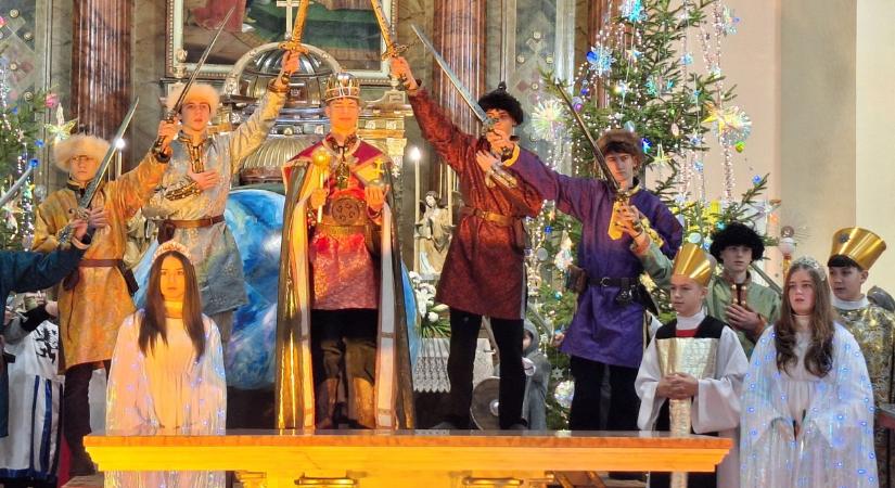 Nem fért be több ember: lélekemelő betlehemes töltötte meg a kisteleki templomot (Galériával)