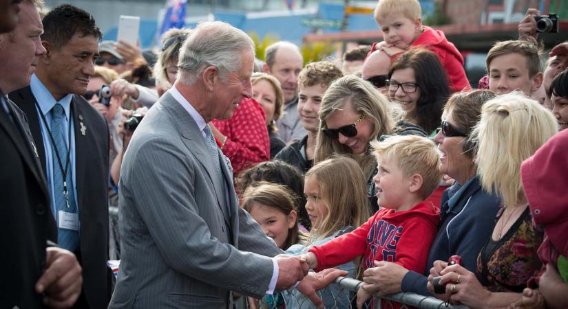 A brit uralkodó szerint ideje letenni a telefont