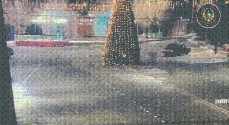 Az autójával körözött, majd letarolt egy 12 méteres karácsonyfát egy sofőr