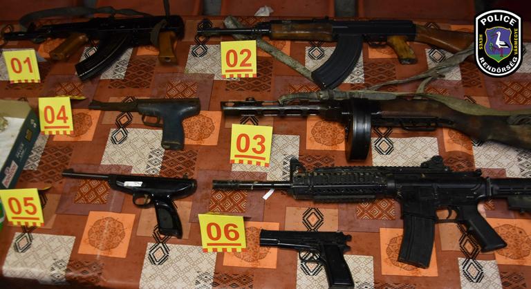 Lecsapott a TEK, fegyverarzenált találtak egy 73 éves férfinál és társánál