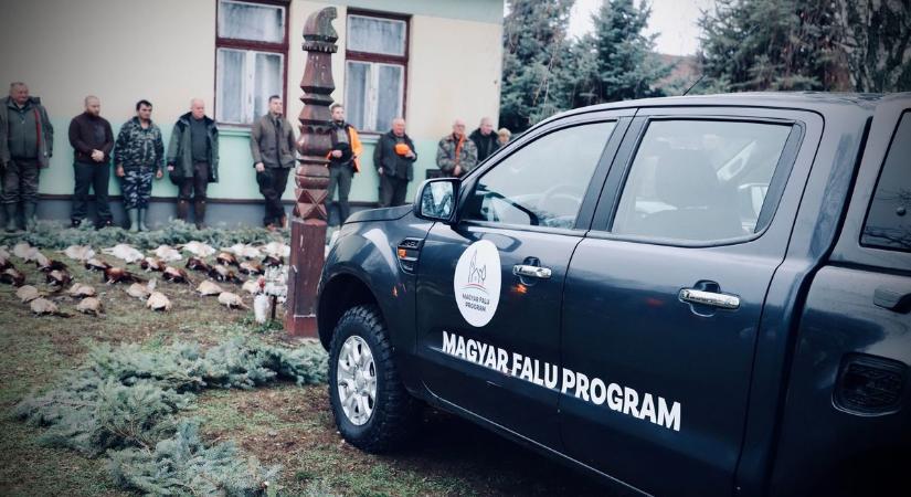 Apróvadas vadászaton adták át a pályázati pénzből vásárolt új autót