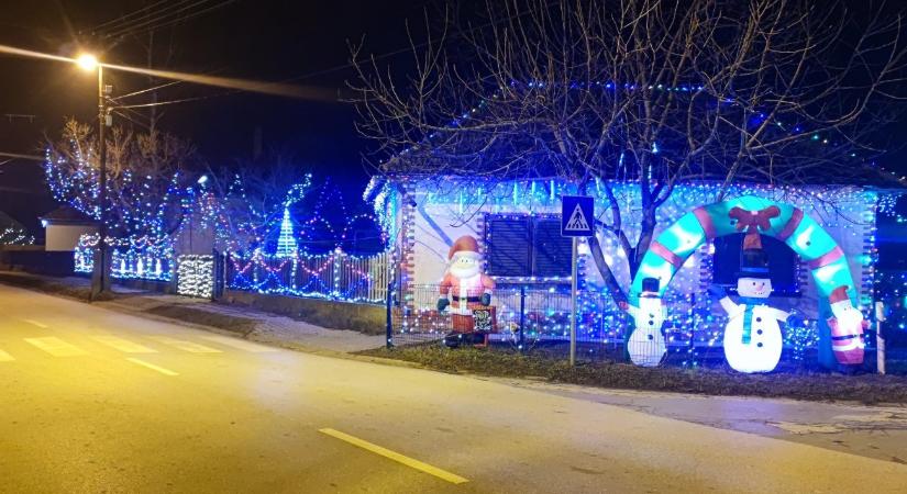 Karácsonyi dekoráció miatt jelentették fel a lányára emlékező asszonyt