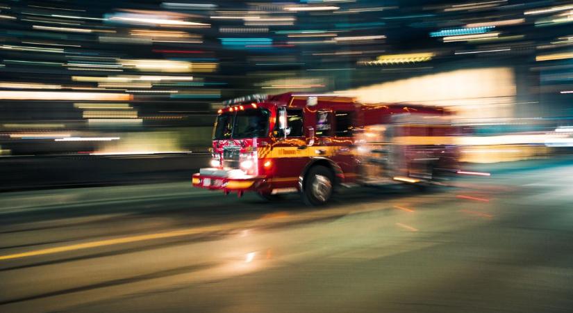 Lángolt egy pickup a zalai családi ház udvarán