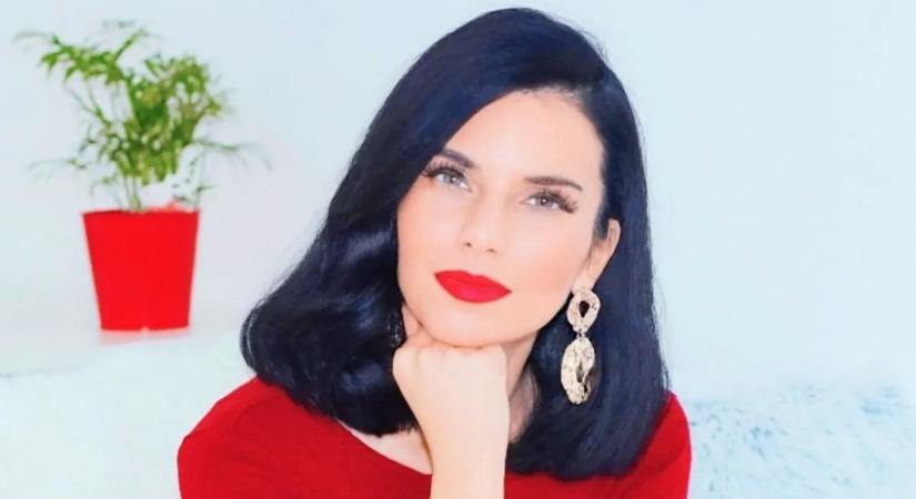 Klajkó Szandra csakra színekbe öltöztette a fáját