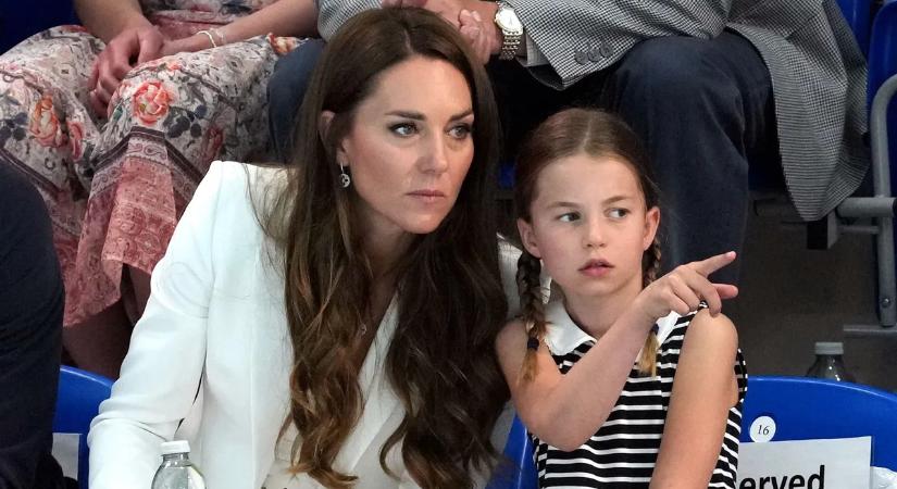 Katalin hercegné gyönyörű anya-lánya pillanatot osztott meg, a kis Sarolta ragyog