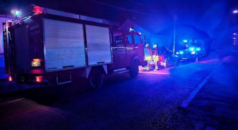 Tragikus karácsony: elhunyt embert találtak egy lakásban a tűzoltók