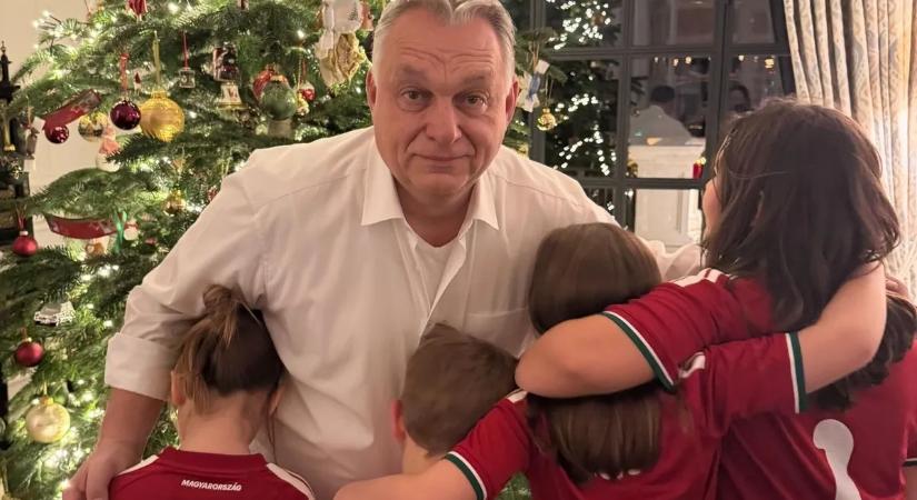 Orbán Viktor az unokáival közös képpel kívánt áldott, békés ünnepet mindenkinek