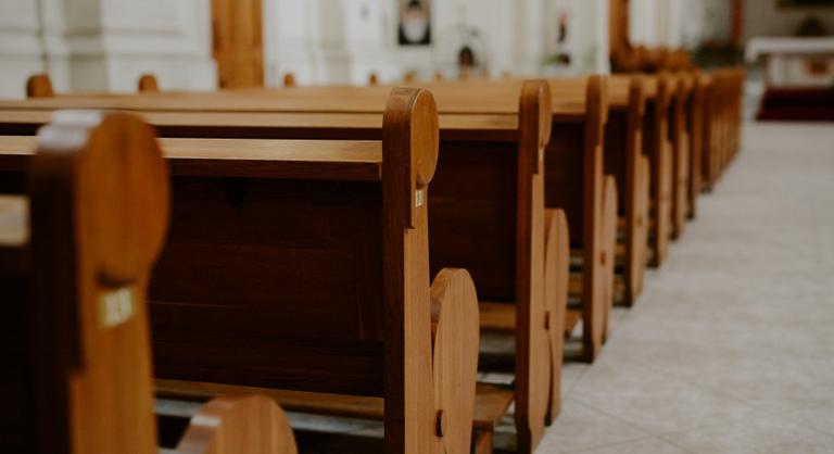 Egymás után téptek be az emberek az istentiszteleten osztogatott szertől