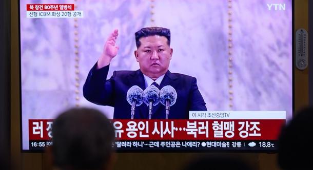 Kim Dzsongun nagy hatótávolságú rakétákat tesztelt