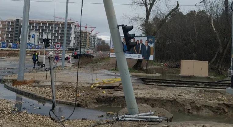 Eltört egy vezeték a X. kerületben, a kiömlő víz egy forgalomirányító oszlopot is kidöntött