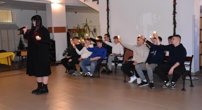 Zenével és tánccal készültek a karácsonyra a karcagi református kollégisták