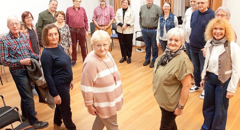 Együtt nevetni – Színjátszókör időseknek