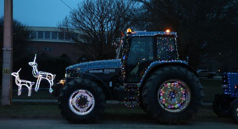 Látványos fénytraktoros felvonulás volt Baracson (galéria, videó)
