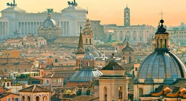 Olaszországban sorok állnak az üzletek és a szegénykonyhák előtt is